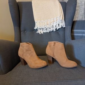 Old Navy Suede Booties Tan - Size 6